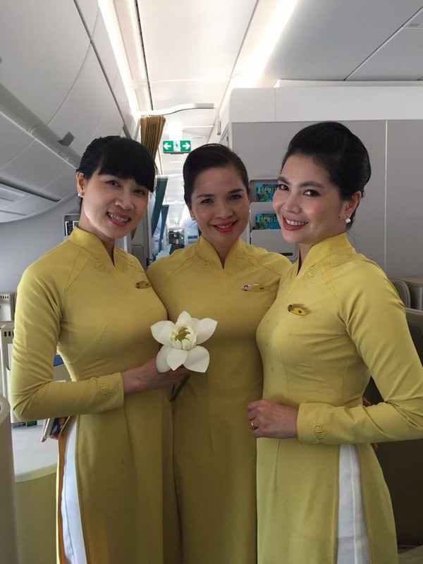 Sau những hình ảnh rò rỉ cách đây ít lâu, chiều ngày 2/7 mới đây, Vietnam Airlines đã chính thức ra mắt đồng phục hàng không mới.