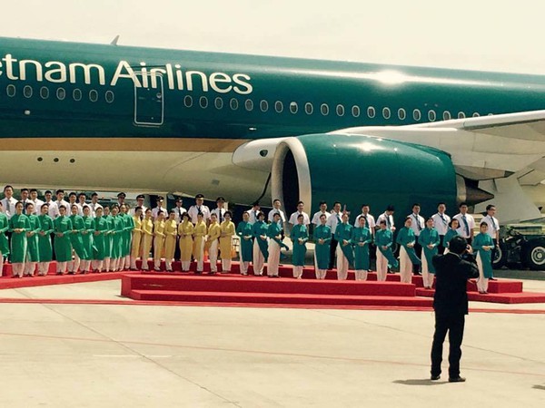 Sau những h&igrave;nh ảnh r&ograve; rỉ c&aacute;ch đ&acirc;y &iacute;t l&acirc;u, chiều ng&agrave;y 2/7 mới đ&acirc;y, Vietnam Airlines đ&atilde; ch&iacute;nh thức ra mắt đồng phục h&agrave;ng kh&ocirc;ng mới.
