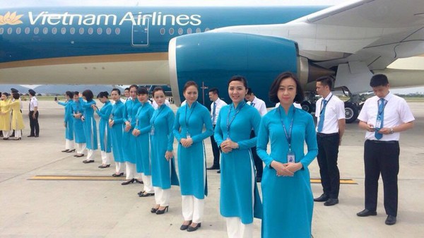 Sau những hình ảnh rò rỉ cách đây ít lâu, chiều ngày 2/7 mới đây, Vietnam Airlines đã chính thức ra mắt đồng phục hàng không mới.