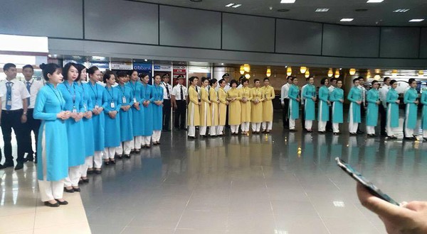 Sau những h&igrave;nh ảnh r&ograve; rỉ c&aacute;ch đ&acirc;y &iacute;t l&acirc;u, chiều ng&agrave;y 2/7 mới đ&acirc;y, Vietnam Airlines đ&atilde; ch&iacute;nh thức ra mắt đồng phục h&agrave;ng kh&ocirc;ng mới.