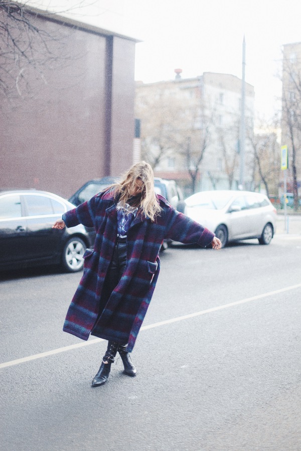 Street style s&agrave;nh điệu với đồ jean của c&aacute;c qu&yacute; c&ocirc; Ch&acirc;u &Acirc;u 4