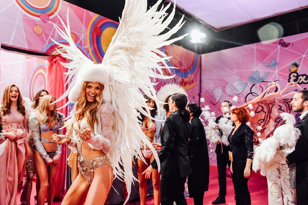 Victoria 's Secret đã nhảy từ mùa đông sang mùa hè với nhóm tiếp theo của cụm công trình lấy cảm hứng từ pháo hoa. Lily Aldridge đã khởi động các phần trong ánh sáng lên Thiên thần cánh, trong khi Joan Smalls diện một trang phục phoenixlike với một backpiece lông quay.
