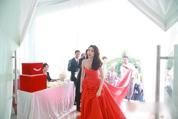 Những bộ váy cưới lộng lẫy nhất showbiz Việt năm 2014 8