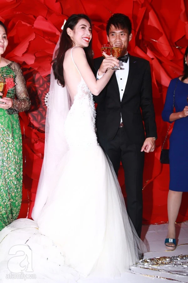 Những bộ váy cưới lộng lẫy nhất showbiz Việt năm 2014 3
