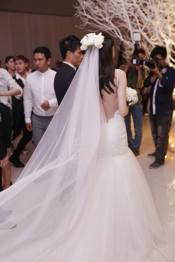 Những bộ váy cưới lộng lẫy nhất showbiz Việt năm 2014 4