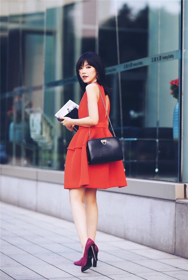 Street style tràn ngập sắc đỏ của các quý cô châu Á  1