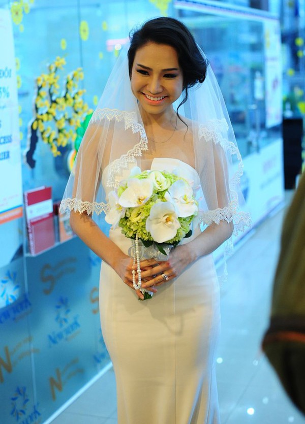 Những bộ váy cưới lộng lẫy nhất showbiz Việt năm 2014 29