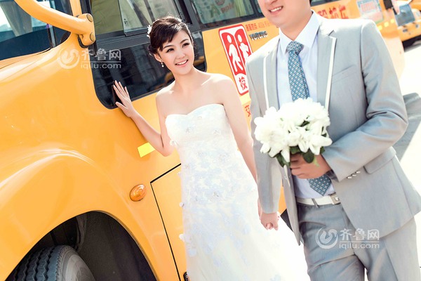 Bộ ảnh cưới độc đáo tại bến xe buýt khiến cộng đồng mạng 