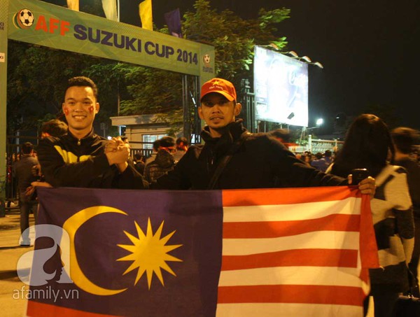 Cổ động viên Việt Nam và Malaysia cười tươi chụp ảnh cùng nhau 3