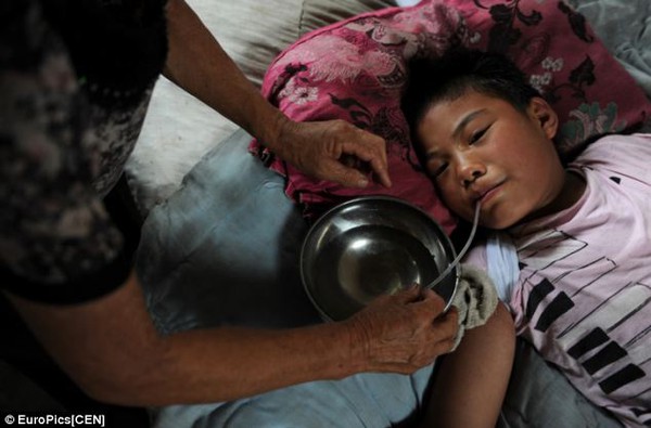 Cô bé 12 tuổi bị mẹ trói vào giường vì không thể kiểm soát bản thân 2
