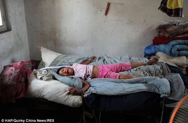 Cô bé 12 tuổi bị mẹ trói vào giường vì không thể kiểm soát bản thân 3