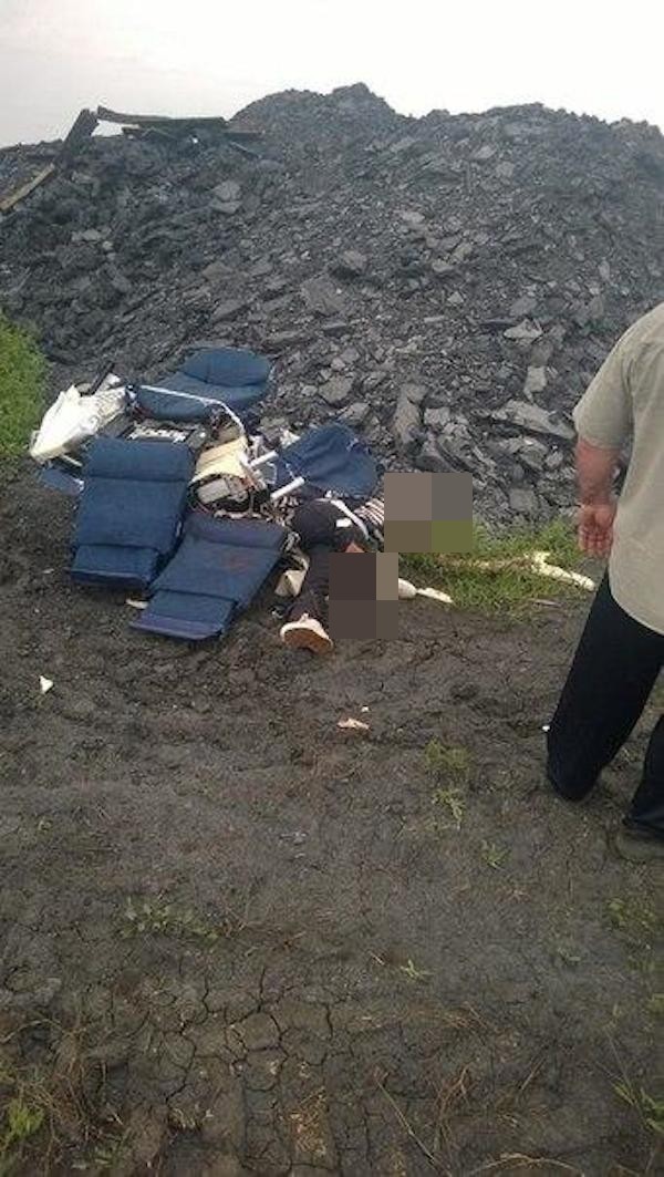 Hiện trường tang thương nơi máy bay Malaysia chở 298 người gặp nạn 11