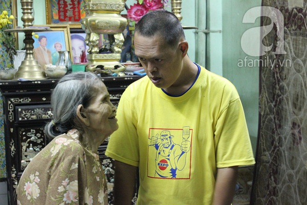 Mẹ già 80 tuổi cặm cụi chăm sóc con mắc bệnh Down  3