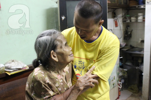 Mẹ già 80 tuổi cặm cụi chăm sóc con mắc bệnh Down  2