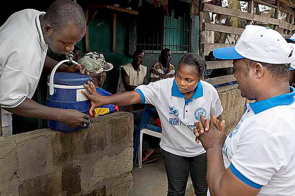 Bên trong khu ổ chuột Ebola: Thiếu nước sạch để ngăn ngừa sự lây lan  1