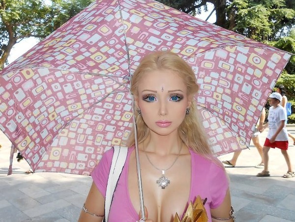 Những cô nàng "búp bê Barbie sống" nổi tiếng thế giới 1