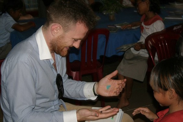 Đàn ông Úc sơn móng tay để chống bạo hành trẻ em 2