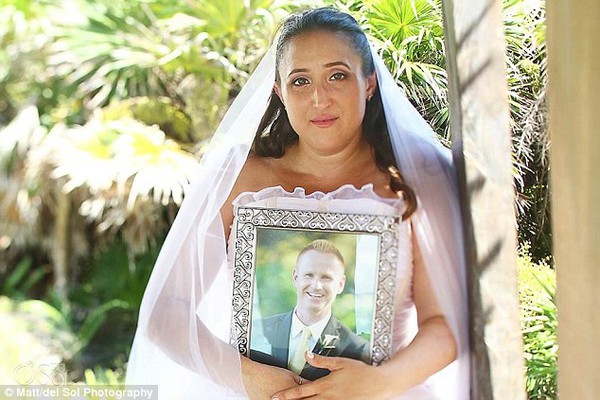Cô dâu chụp ảnh cưới một mình để tưởng nhớ chú rế mất trước ngày cưới 1