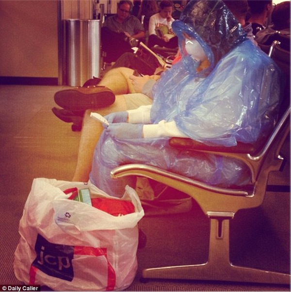 Sợ nhiễm Ebola, nữ hành khách mặc đồ bảo hộ kín mít ở sân bay 1