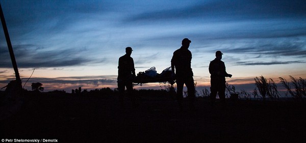 Hành trình về nhà của các nạn nhân MH17: Những bức hình ám ảnh 3