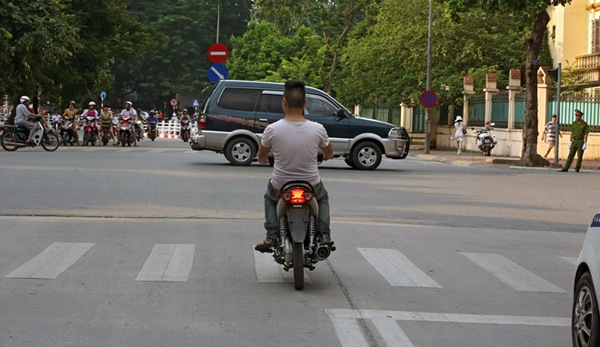 Phóng sự ảnh: Người Hà Nội đi đường vô tư đến... bình thường 6
