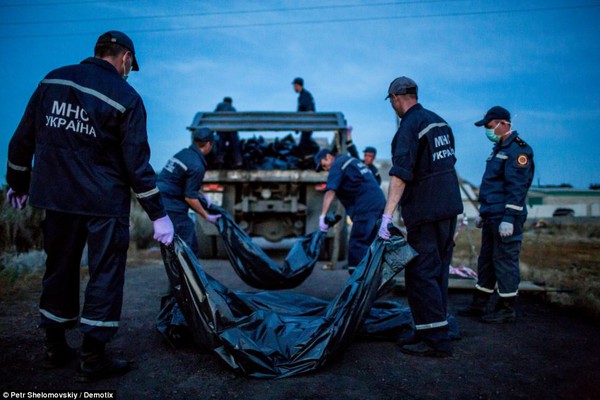 Hành trình về nhà của các nạn nhân MH17: Những bức hình ám ảnh 5