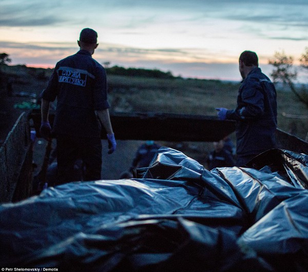 Hành trình về nhà của các nạn nhân MH17: Những bức hình ám ảnh 8