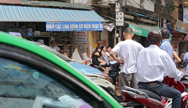 Phóng sự ảnh: Người Hà Nội đi đường vô tư đến... bình thường 9