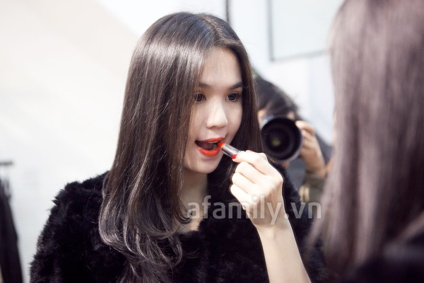 Cận cảnh từng n&eacute;t đường cong quyến rũ của Ngọc Trinh 6