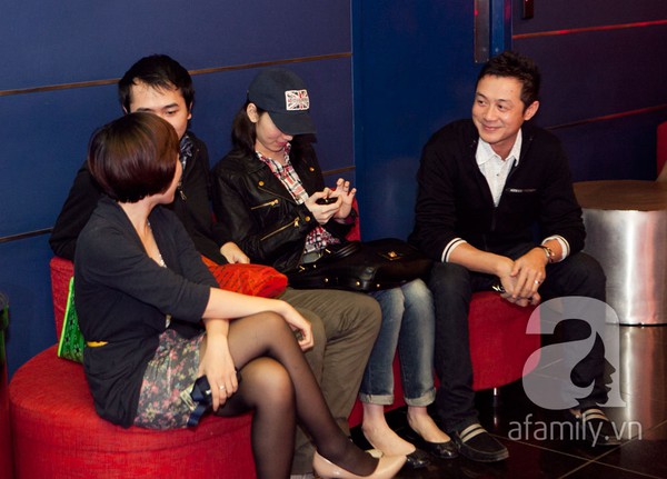 MC Anh Tuấn đưa vợ trẻ đi xem phim 3