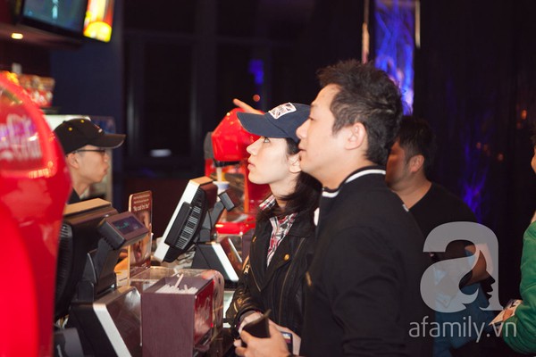 MC Anh Tuấn đưa vợ trẻ đi xem phim 5