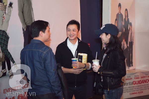 MC Anh Tuấn đưa vợ trẻ đi xem phim 6