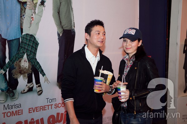 MC Anh Tuấn đưa vợ trẻ đi xem phim 7