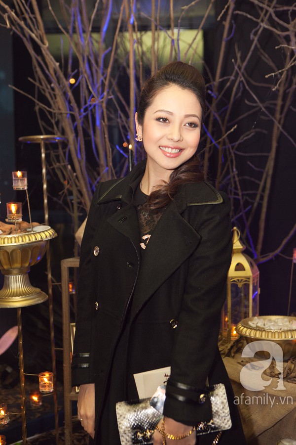 MC Anh Tuấn đưa vợ trẻ đi xem phim 11