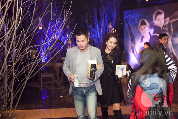 MC Anh Tuấn đưa vợ trẻ đi xem phim 12