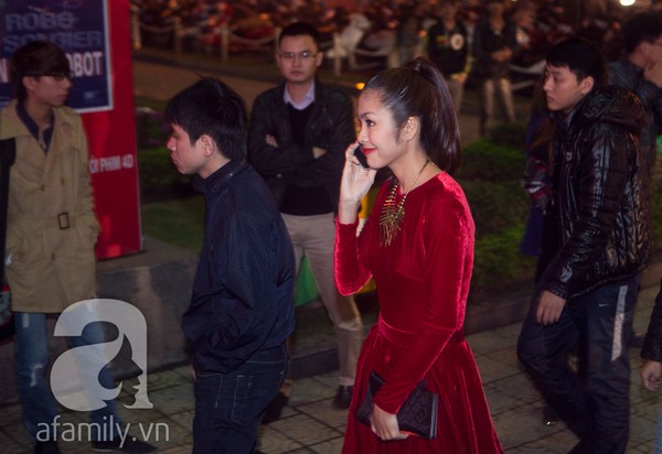 H&agrave; Tăng giản dị trong đầm đỏ quyến rũ 1
