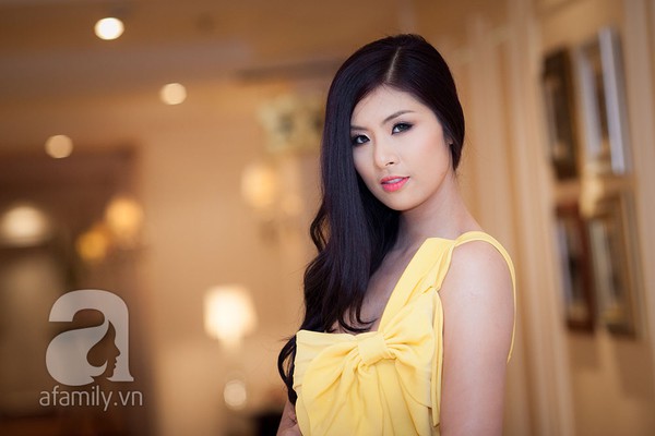 Hoa hậu Ngọc Hân kiêu sa trong đầm vàng  2