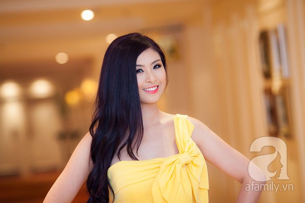 Hoa hậu Ngọc Hân kiêu sa trong đầm vàng  1