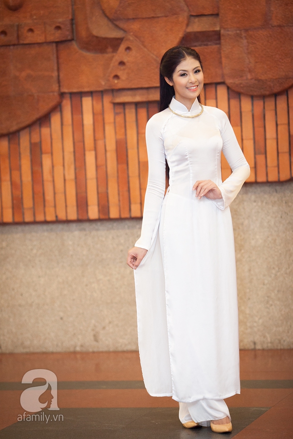 Ngọc Hân duyên dáng với áo dài trắng truyền thống 3