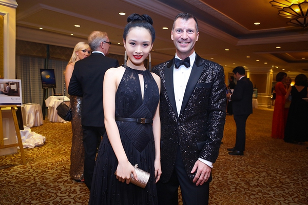 Hoa hậu người Việt tại Nga khoe dáng mảnh mai với đầm ren đen 2