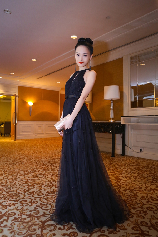 Hoa hậu người Việt tại Nga khoe dáng mảnh mai với đầm ren đen 3