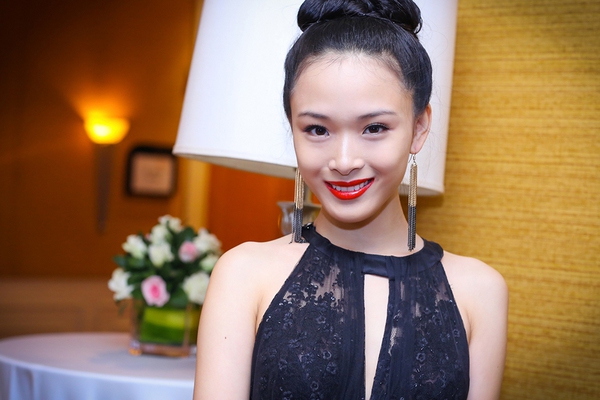 Hoa hậu người Việt tại Nga khoe dáng mảnh mai với đầm ren đen 4