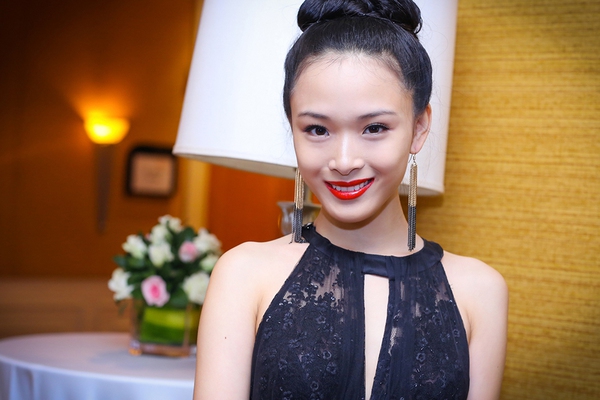 Hoa hậu người Việt tại Nga khoe dáng mảnh mai với đầm ren đen 4 Hoa hậu người Việt tại Nga khoe dáng mảnh mai với đầm ren đen 4
