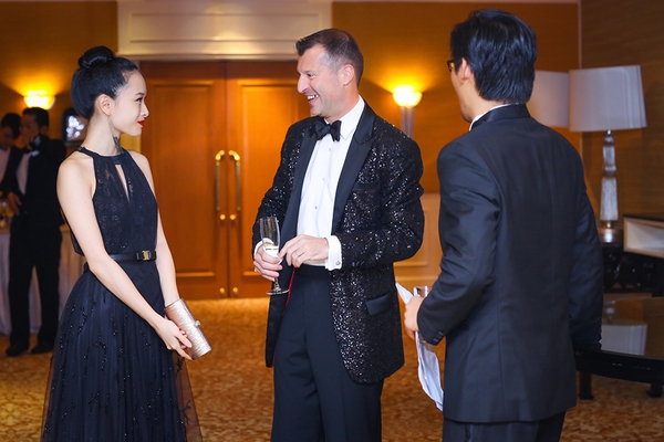 Hoa hậu người Việt tại Nga khoe dáng mảnh mai với đầm ren đen 5
