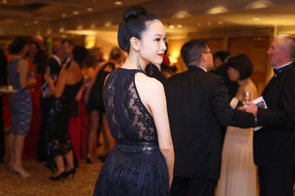 Hoa hậu người Việt tại Nga khoe dáng mảnh mai với đầm ren đen 6