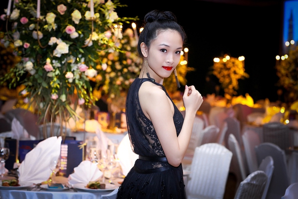Hoa hậu người Việt tại Nga khoe dáng mảnh mai với đầm ren đen 7