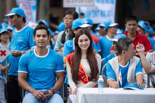 Khánh My xuống đường đi bộ vì người nghèo 2 Khánh My xuống đường đi bộ vì người nghèo 2