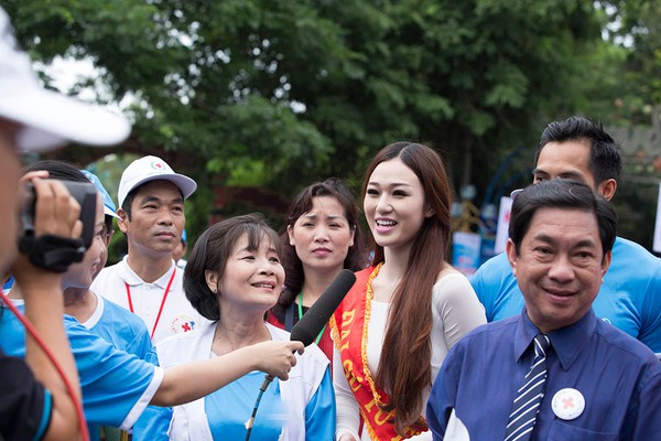 Khánh My xuống đường đi bộ vì người nghèo 5 Khánh My xuống đường đi bộ vì người nghèo 5