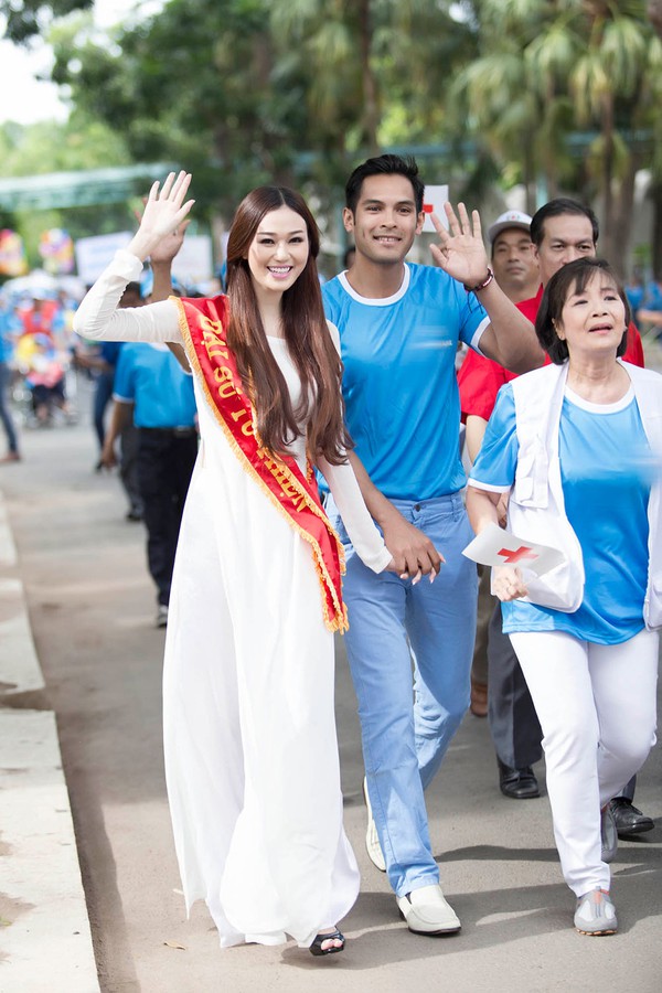 Khánh My xuống đường đi bộ vì người nghèo 6 Khánh My xuống đường đi bộ vì người nghèo 6