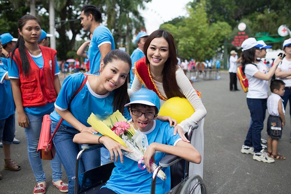 Khánh My xuống đường đi bộ vì người nghèo 8 Khánh My xuống đường đi bộ vì người nghèo 8
